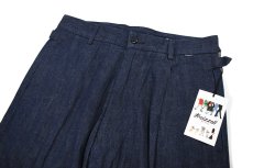 画像2: Fraizzoli Pleat Seamless Denim Slacks  (2)